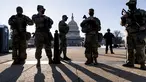 Tentara Pengawal Nasional Michigan dan kepolisian Capitol AS berjaga-jaga di sekitar halaman gedung Capitol di Washington, Rabu (3/3/2021). Intelijen AS memperingatkan kelompok milisi berencana menerobos Gedung Parlemen AS (Capitol) pada 4 Maret 2021. (AP Photo/J. Scott Applewhite)