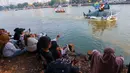 Sejumlah warga menyaksikan parade perahu hias dalam Festival Perahu Cinta Lingkungan (CiLung Fest) 2026 di Waduk Sunter Selatan, Tanjung Priok, Jakarta Utara, Minggu (18/10/2026). (KLY/Budy Santoso)