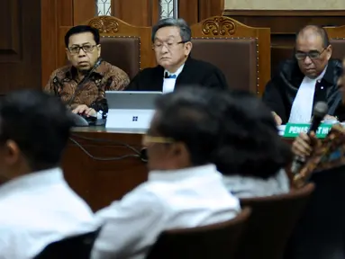 Terdakwa dugaan korupsi proyek e-KTP, Setya Novanto menyimak keterangan saksi pada sidang lanjutan di Pengadilan Tipikor, Jakarta, Senin (26/2). Tujuh saksi dihadirkan diantaranya mantan Dirut PNRI , Isnu Edhy Wijaya. (Liputan6.com/Helmi Fithriansyah)