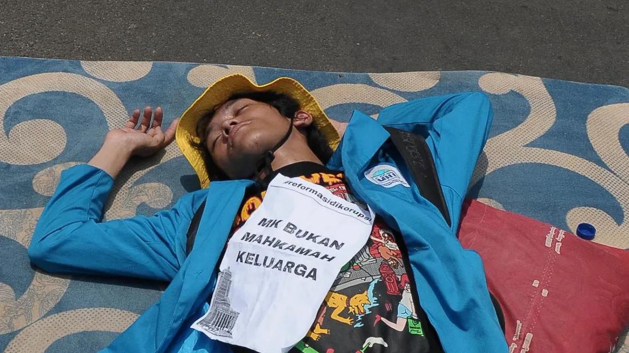 Selain itu, mereka juga melakukan aksi teatrikal di kawasan Patung Kuda, Jakarta, Senin (15/10/2023).