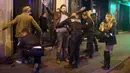 Pejalan kaki digeledah setelah penembakan terhadap aparat kepolisian Prancis di kawasan Champs Elysees, Paris, Kamis (20/4). Kelompok militan ISIS mengklaim bertanggung jawab atas penembakan yang menewaskan satu polisi tersebut. (AP Photo/Thibault Camus)