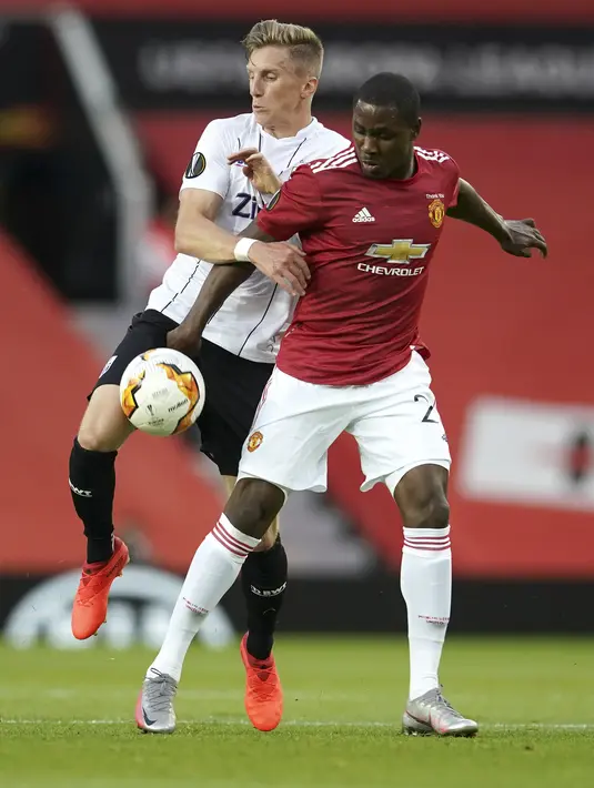 Penyerang Manchester United, Odion Ighalo berebut bola dengan pemain LASK, Philipp Wiesinger pada pertandingan leg kedua babak 16 besar Liga Europa di Stadion Old Trafford, Inggris (6/8/2020). MU menang 2-1 atas Lask dan melaju ke perempat final.  (AP Photo/Dave Thompson)