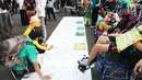 Masyarakat membubuhkan tanda tangan pada Peringatan Hari Cerebral Palsy Sedunia di area Car Free Day, Bundaran HI, Jakarta, Minggu (8/10). Kegiatan tersebut untuk menggalang kepedulian bagi penyandang Cerebral Palsy. (Liputan6.com/Angga Yuniar)