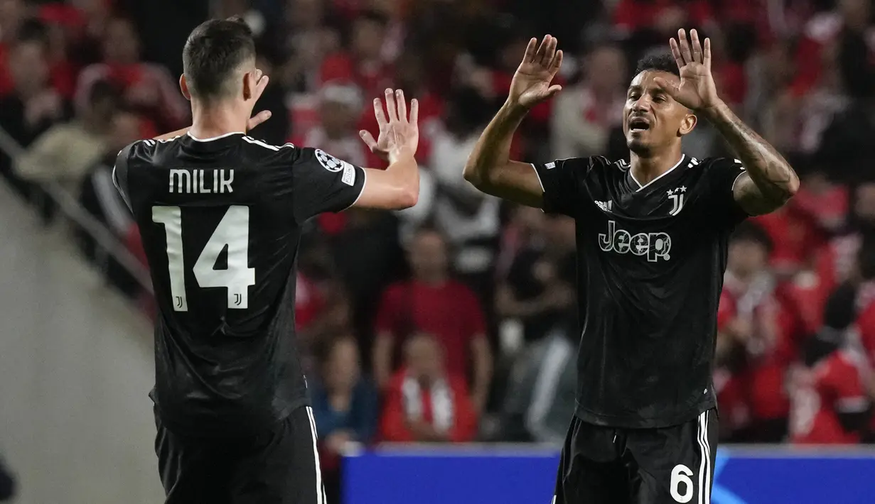 Di tengah upaya Benfica yang terus memburu gol, Juventus justru mampu memperkecil skor menjadi 2-4 pada menit ke-77 lewat gol Arkadiusz Milik yang baru masuk di awal babak kedua. Gol dicetak lewat sepakan voli yang tak mampu dibendung kiper Benfica, Odysseas Vlachodimos. (AP/Armando Franca)