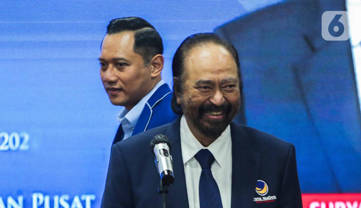 Ketua Umum Partai Demokrat Agus Harimurti Yudhoyono (AHY) dan dengan Ketua Umum Partai NasDem Surya Paloh bersiap melakukan jumpa pers di DPP Partai Demokrat, Jakarta, Rabu (22/2/2023). Dalam pertemuan tertutup tersebut, AHY menyampaikan harapannya terhadap Koalisi Perubahan dan memastikan Koalisi Perubahan saat ini sudah berada pada tahap finalisasi. (Liputan6.com/Faizal Fanani)