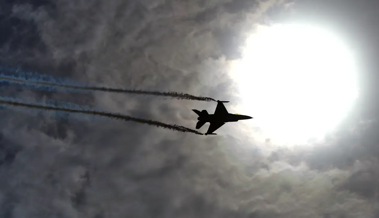 Pesawat tim aerobatik tampil selama perayaan untuk memperingati Hari Kemerdekaan Pakistan di Karachi (14/8). Pakistan merayakan kemerdekaannya yang ke-70 pada 14 Agustus. (AFP Photo/Rizwan Tabassum)