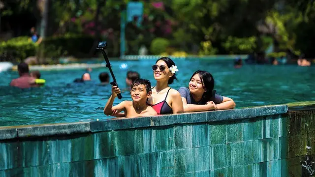 Angel Karamoy tampak masih belia meski anaknya sudah remaja (Instagram/realangelkaramoy)