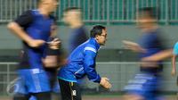 Pelatih Arema FC, Aji Santoso memberi arahan saat latihan uji lapangan jelang laga final Piala Presiden 2017 di Stadion Pakansari, Kab Bogor, Jumat (10/3). Di final, Arema FC akan berlaga melawan PBFC, Minggu (12/3). (Liputan6.com/Helmi Fithriansyah)