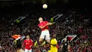 Pemain Manchester United Diogo Dalot melompat untuk merebut bola saat melawan Sheriff pada pertandingan sepak bola Grup E Liga Europa di Old Trafford, Manchester, Inggris, 27 Oktober 2022. Manchester United menang 3-0. (AP Photo/Jon Super)