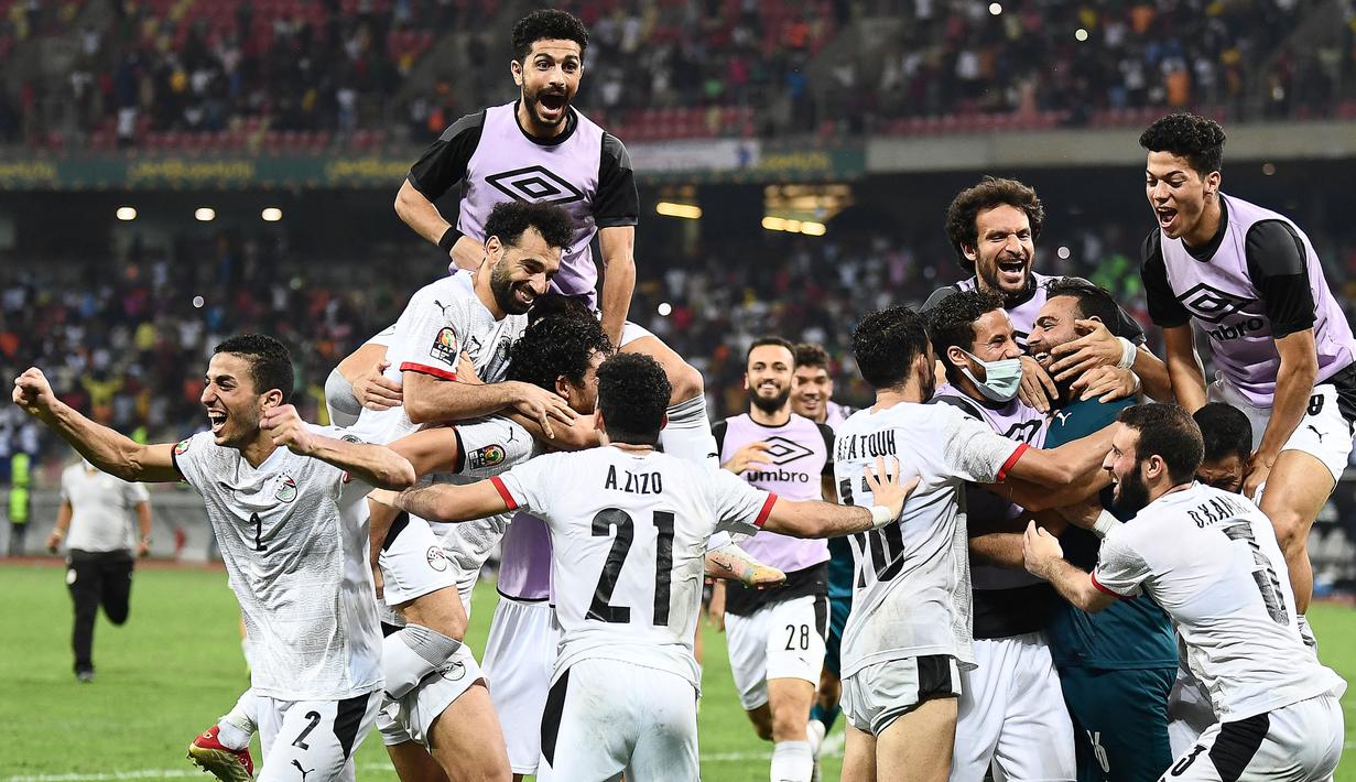 Eksekusi Mohammed Salah memastikan kemenangan 5-4 Mesir di babak adu penalti. The Pharaohs lolos ke perempatfinal Piala Afrika 2021 dan akan menghadapi Maroko. (AFP/Charly Triballeau)