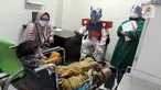 Dokter Rollando Erric Manibuy SpOT mengenakan alat pelindung diri (APD) ala transformer saat melayani pasiennya di RS Vania, Bogor, Jawa Barat, Jumat (22/5/2020). Penggunaan APD unik sejak merebaknya COVID-19 tersebut agar pasien tetap optimis meski sedang dalam pandemi. (merdeka.com/Arie Basuki)