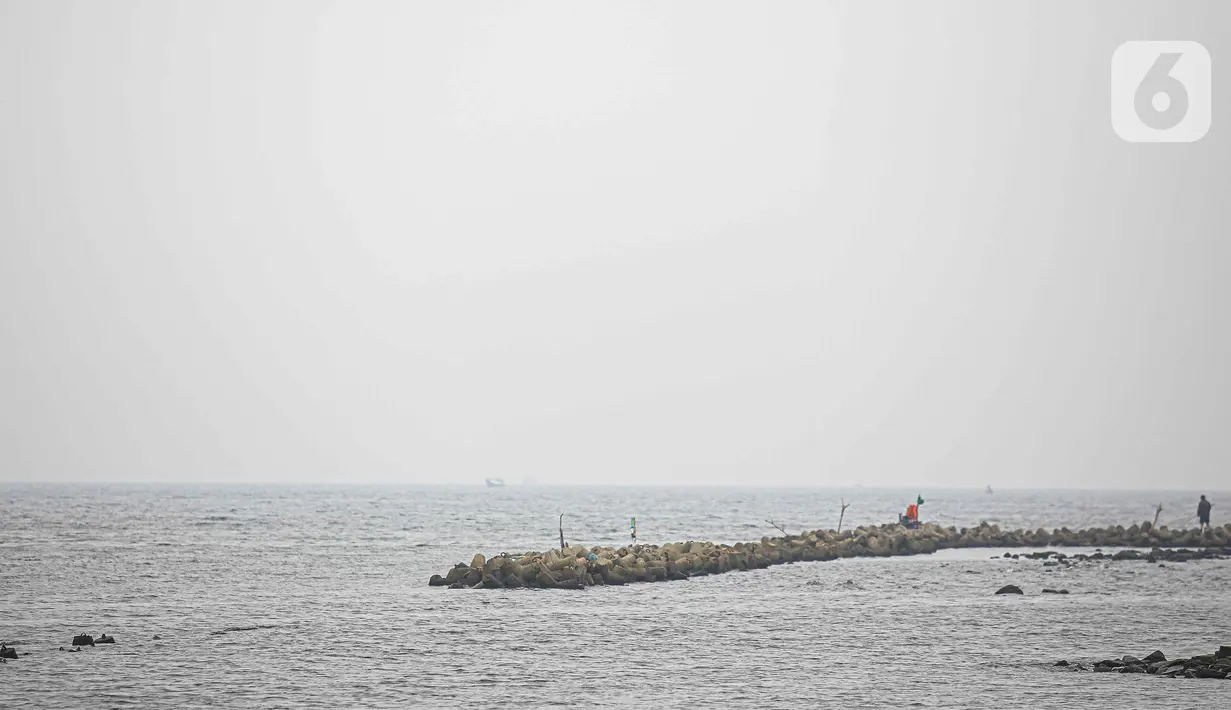 Suasana aktivitas warga di Kali Adem, Muara Angke, Jakarta Utara, Sabtu (2/10/2021). Teluk Angke dan Ancol yang ada di wilayah Jakarta Utara dilaporkan tercemar paracetamol dengan konsentrasi tinggi. (Liputan6.com/Faizal Fanani)