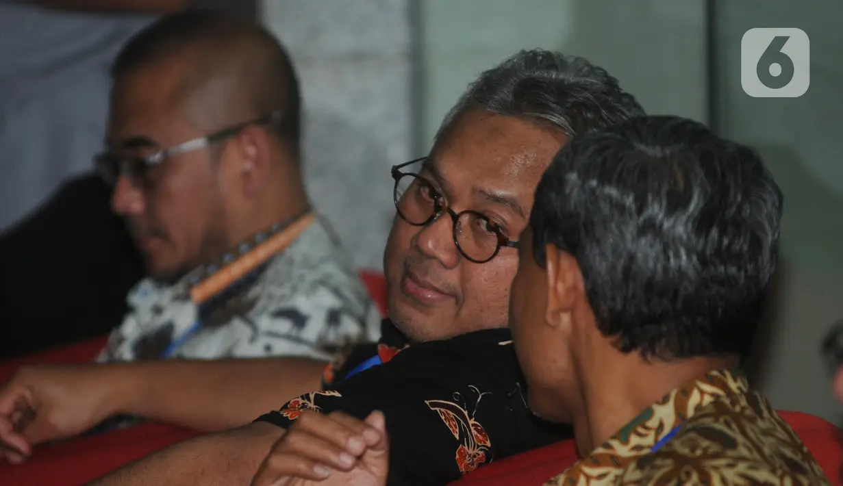 (Kiri ke kanan) Komisioner KPU Hasyim Asy'ari, Arief Budiman, dan Pramono Ubaid Tanthowi saat tiba di Gedung KPK, Jakarta, Rabu (8/1/2020). Kedatangan mereka untuk melakukan konfirmasi kabar OTT yang menjaring salah satu Komisioner KPU, Wahyu Setiawan. (merdeka.com/Dwi Narwoko)