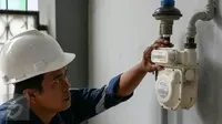 Petugas melakukan pengecekan meteran gas, Jakarta, Kamis (3/3/2016). 89 ribu jaringan gas rumah tangga ini akan dibangun di enam kota, yakni Tarakan, Surabaya, Balikpapan, Cilegon, Batam dan Prabumulih. (Liputan6.com/Yoppy Renato)