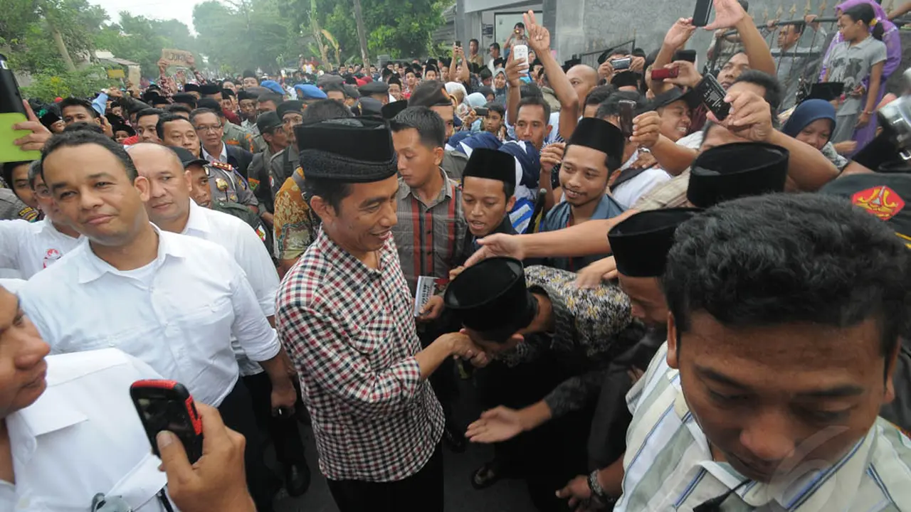 Ribuan Santri Berebut Salami Jokowi di Ponpes Pandanaran