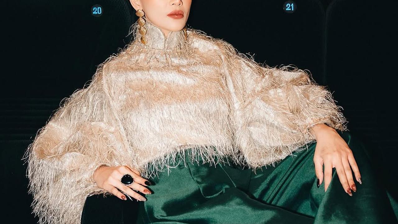Potret Erika Carlina Hadir di Gala Premier Film 'PABRIK GULA', Oufitnya Keren dan Tak Pernah Gagal