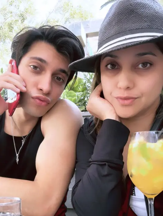 "Pertama : no ini adalah BUKAN MILIK/ NO TELP SAYA! Kedua : Saya berdomisili di AS dan hanya segelintir org yg punya/tahu no pribadi saya karena saya org yg jarang share telp saya, kecuali dengan saudara dan org yg memang saya kenal dekat," tulis Sarah. [Instagram/sazarita]