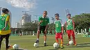 Kurniawan Dwi Yulianto saat membagi tips menggiring bola untuk siswa Sekolah Dasar pada ajang Milo Football Clinic Day, Minggu (30/10/2016) di Simprug. (Bola.com/Nicklas Hanoatubun)