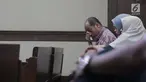 Terdakwa kasus suap dana hibah Kemenpora pada KONI yang juga Deputi IV Kemenpora Mulyana mengusap mata usai sidang pembacaan pledoi di Pengadilan Tipikor, Jakarta, Kamis (29/8/2019). Sebelumnya, JPU KPK menuntut Mulyana dengan hukuman 7 tahun dan denda Rp200 juta. (Liputan6.com/Helmi Fithriansyah)