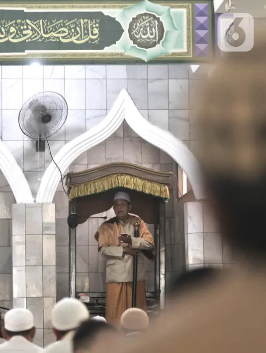 Khotib menyampaikan khotbah tanpa mikrofon saat Salat Jumat di Masjid Jami'e Baitussalam, Cipinang, Jakarta, Jumat (10/4/2020). Seperti diketahui kegiatan keagamaan di tempat ibadah merupakan salah satu larangan yang diterapkan PSBB guna mencegah penularan Covid-19. (merdeka.com/Iqbal S. Nugroho)