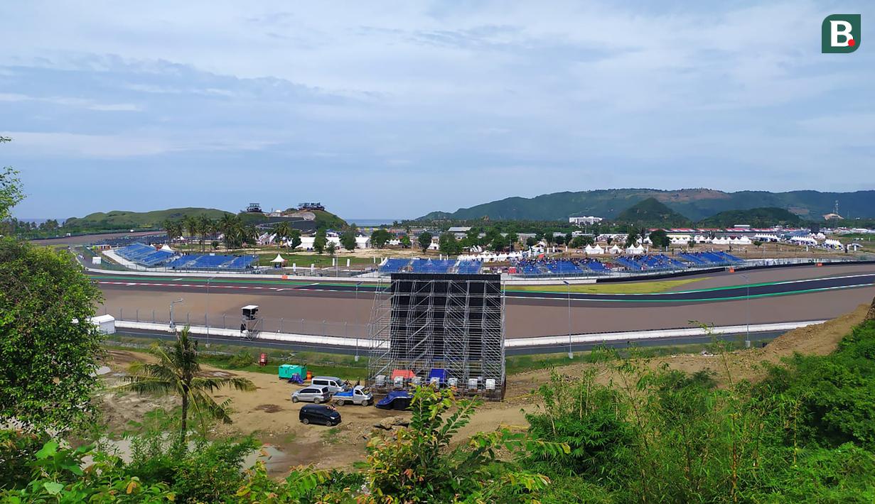 View Sirkuit Internasional Mandalika disaksikan dari atas Bukit Pongos. (Bola.com/Wiwig Prayugi)