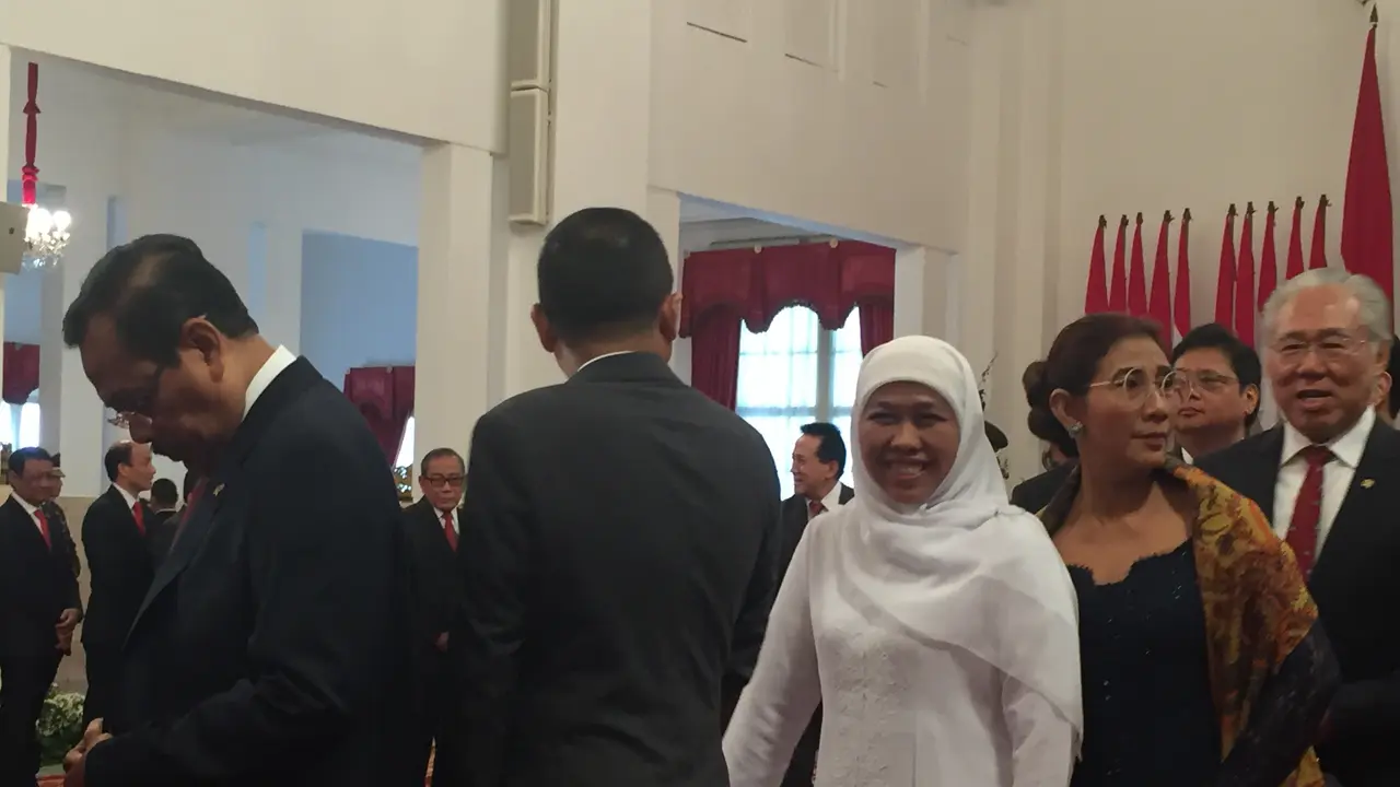 Khofifah terseyum sebelum memberikan selamat pada Menteri Sosial Idrus Marham yang menggantikannya (Liputan6.com/Lizsa Egeham)