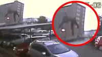 Berikut video rekaman saat Sebastian Reyes jatuh dari lantai 17 apartemennya dan menerjang atap garasi mobil.