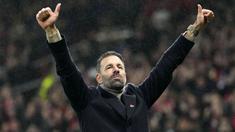 Pelatih interim Manchester United, Ruud van Nistelrooy merayakan kemenangan timnya atas Leicester City dalam laga lanjutan Liga Inggris 2024/2025 di Old Trafford, Manchester, Inggris, Minggu (10/11/2024). (AP Photo/Jon Super)