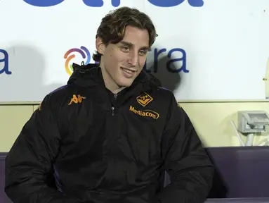 Pemain Fiorentina, Edoardo Bove duduk di bangku cadangan timnya saat laga lanjutan Liga Italia 2024/2025 melawan Udinesie di Artemio Franchi Stadium, Florence, Italia, Minggu (24/12/2024). (AP Photo/LaPresse/Massimo Paolone)