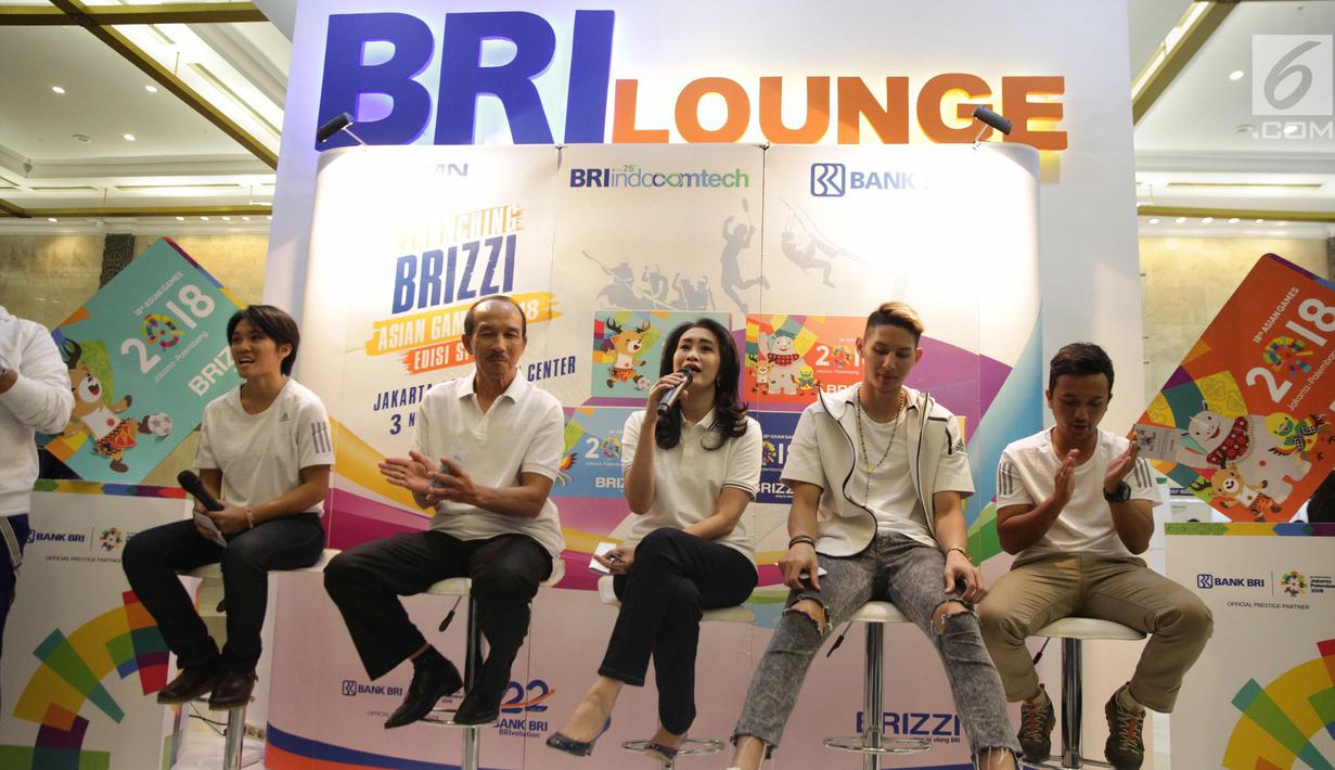 Direktur Konsumer BRI Handayani (tengah) bersama para atlet Asian Games 2018 saat meluncurkan kartu Brizzi edisi Asian Games 2018 di Indocomtech, Jakarta, Jumat (3/11). (Liputan6.com/Faizal Fanani)