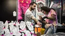 Seorang seniman tato serius menggambar di tangan pria selama acara Paris Tattoo Convention di Grand Halle de la Villette, Paris, Prancis, Jumat (9/3). Paris Tattoo Convention tahun ini merupakan yang kedelapan. (Philippe LOPEZ/AFP)