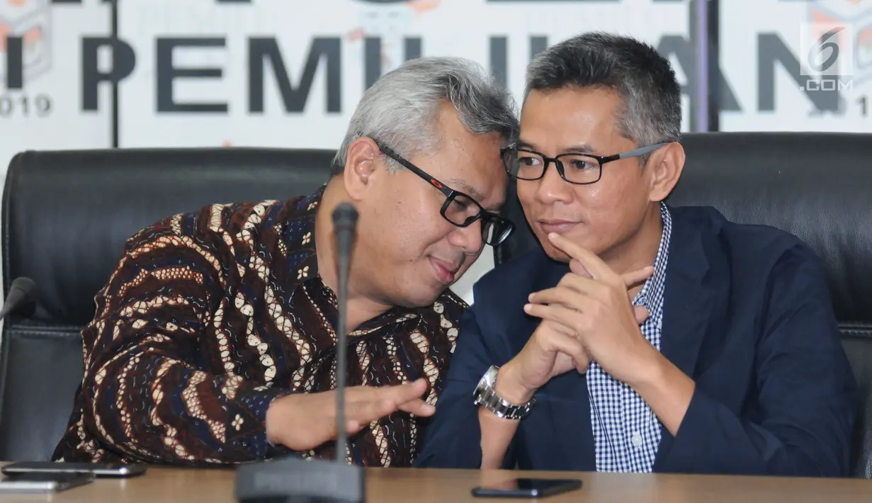 Ketua KPU, Arief Budiman (kiri) berbincang dengan komisioner KPU, Wahyu Setiawan saat memberi keterangan terkait putusan Bawaslu di Gedung KPU Jakarta, Selasa (6/3). KPU akan melaksanakan putusan Bawaslu terkait PBB. (Liputan6.com/Helmi Fithriansyah)