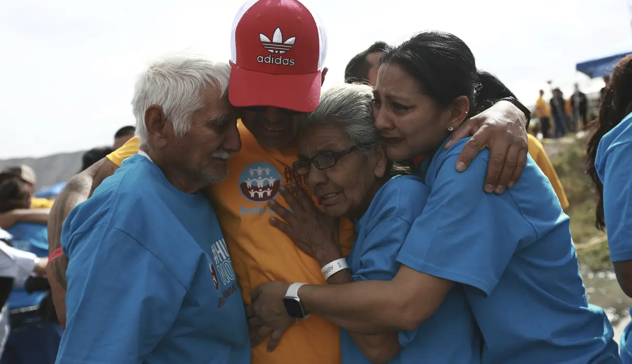 Lebih dari 200 keluarga imigran melakukan perjalanan dari kedua sisi perbatasan untuk berkumpul kembali dengan orang-orang yang mereka cintai. (AP Photo/Christian Chavez)