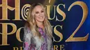 Sarah Jessica Parker menghadiri pemutaran perdana film Hocus Pocus 2 di AMC Lincoln Square, New York, Amerika Serikat, 27 September 2022. Parker hampir menyamai karpet ungu dalam busana merah muda dan perak yang dikenakan. (Photo by Charles Sykes/Invision/AP)