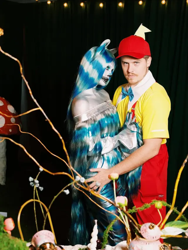 Halloween Belum Berakhir, Gaya Totalitas Barbara Palvin Cosplay ala Karakter Kucing Alice In The Wonderland