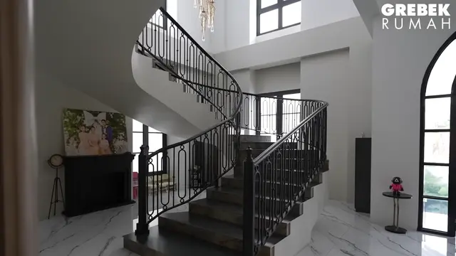 Desain Rumah Mewah Sarwendah, Rumah Megah dengan Detail Elegan dan Ruang Fungsional
