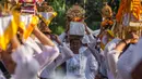 Kehidupan yang lebih baik di masa mendatang menjadi harapan utama umat Hindu usai melaksanakan upacara Melasti. (Juni Kriswanto/AFP)