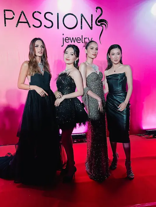 Nia Ramadhani, Natasha Wilona, dan Cinta Laura terlihat menghadiri sebuah acara di Bali. Ketiganya tampil glamor dengan busana dan perhiasan mahal yang dikenakannya. Siapa yang paling glamor? [@ramadhaniabakrie]