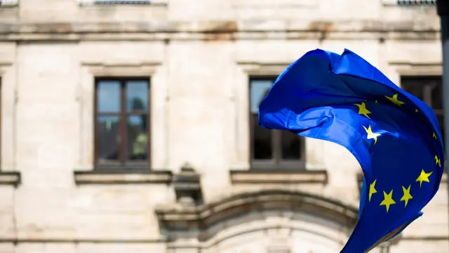 Ilustrasi bendera zona euro (Foto: Unsplash/Markus Spiske)