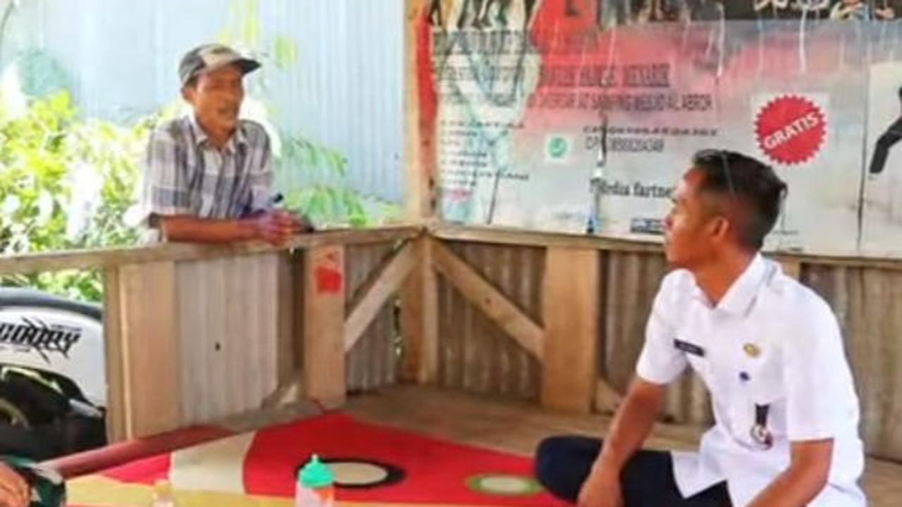 Dalam video, kades tersebut terlihat sangat kaget ketika Kunto bersama rombongan prajuritnya datang ke rumah secara tiba-tiba.