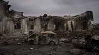 Kendaraan dan bangunan hancur terlihat di kota Trostyanets, Ukraina, Senin 28 Maret 2022. Trostyanets baru-baru ini direbut kembali oleh pasukan Ukraina setelah dikuasai oleh Rusia sejak awal perang. (AP Photo/Felipe Dana)