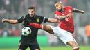 Gelandang Bayern Munchen, Arturo Vidal, berebut bola dengan gelandang Atletico Madrid, Koke. Namun kemenangan ini tidak mampu membuat Munchen menggusur posisi Atletico di puncak klasemen Grup D. (AFP/Peter Kneffel)