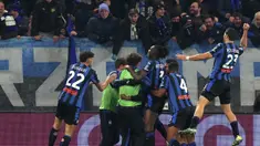 Pemain Atalanta merayakan gol yang dicetak oleh Ademola Lookman ke gawang AC Milan pada laga lanjutan Liga Italia 2024/2025 di ewiss Stadium, Bergamo, Italia, Sabtu (07/12/2024) dini hari WIB. (AP Photo via Spada/LaPresse)