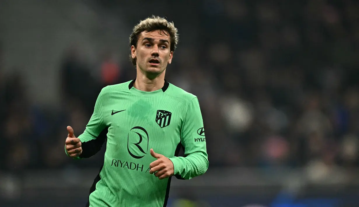 Setelah gagal bersinar dengan Barcelona, Antoine Griezmann kembali ke Atletico Madrid. Ia memperkuat Los Rojiblancos lagi dengan status pinjaman. Atletico kemudian menebus Griezmann secara permanen seharga 22 juta euro pada usia 32 tahun. (GABRIEL BOUYS / AFP)