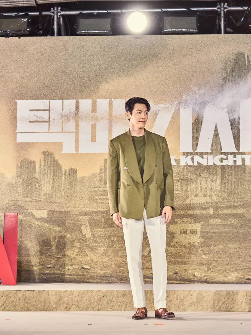 Kim Woo Bin dalam konferensi pers serial "Black Knight", Rabu (10/5/2023). (Foto: Netflix)