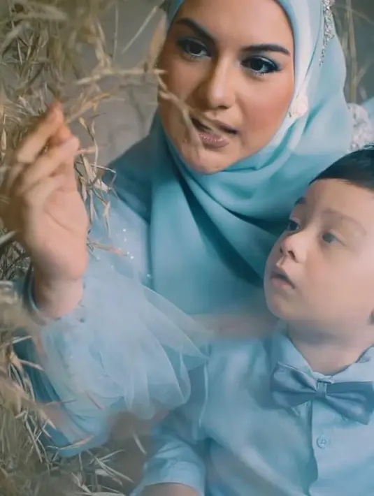 Penampilannya dilengkapi dengan hijab segi empat yang dililit ke samping dan dihiasi aksesori kepala. [Foto:IG/dierabachir/victoria_makeupatelier].