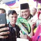 Cagub Sumsel Dodi Reza diajak berswafoto bersama salah satu pendukungnya (dok.Timses Dodi-Giri / Nefri Inge)