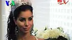 Kemenangan Rima Fakih, wanita beragama Islam pertama yang terpilih menjadi Miss USA, ditentang kaum muslim. 