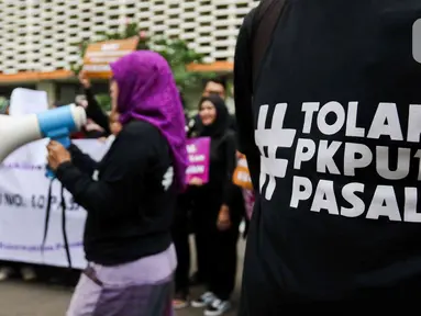 Peserta aksi kelompok Masyarakat Peduli Keterwakilan Perempuan  berorasi mengenai penolakan terhadap Peraturan Komisi Pemilihan Umum (PKPU) Nomor 10 Pasal 8 di kompleks Badan Pengawas Pemilu (Bawaslu), Jakarta, Senin (8/4/2023).  (Liputan6.com/Herman Zakharia)