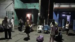 Beberapa warga Managua terlihat memilih berkumpul di area terbuka setelah gempa bumi berkekuatan 4,9 skala richter kembali mengguncang Managua, Minggu malam (13/4/2014) waktu setempat. (REUTERS/Jorge Cabrera)